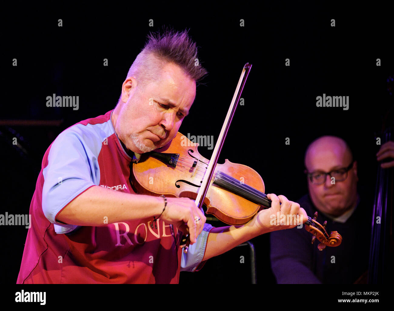Nigel Kennedy joue du violon pendant son soundcheck au Cheltenham Jazz Festival, Cheltenham, UK. Le 3 mai 2018 Banque D'Images