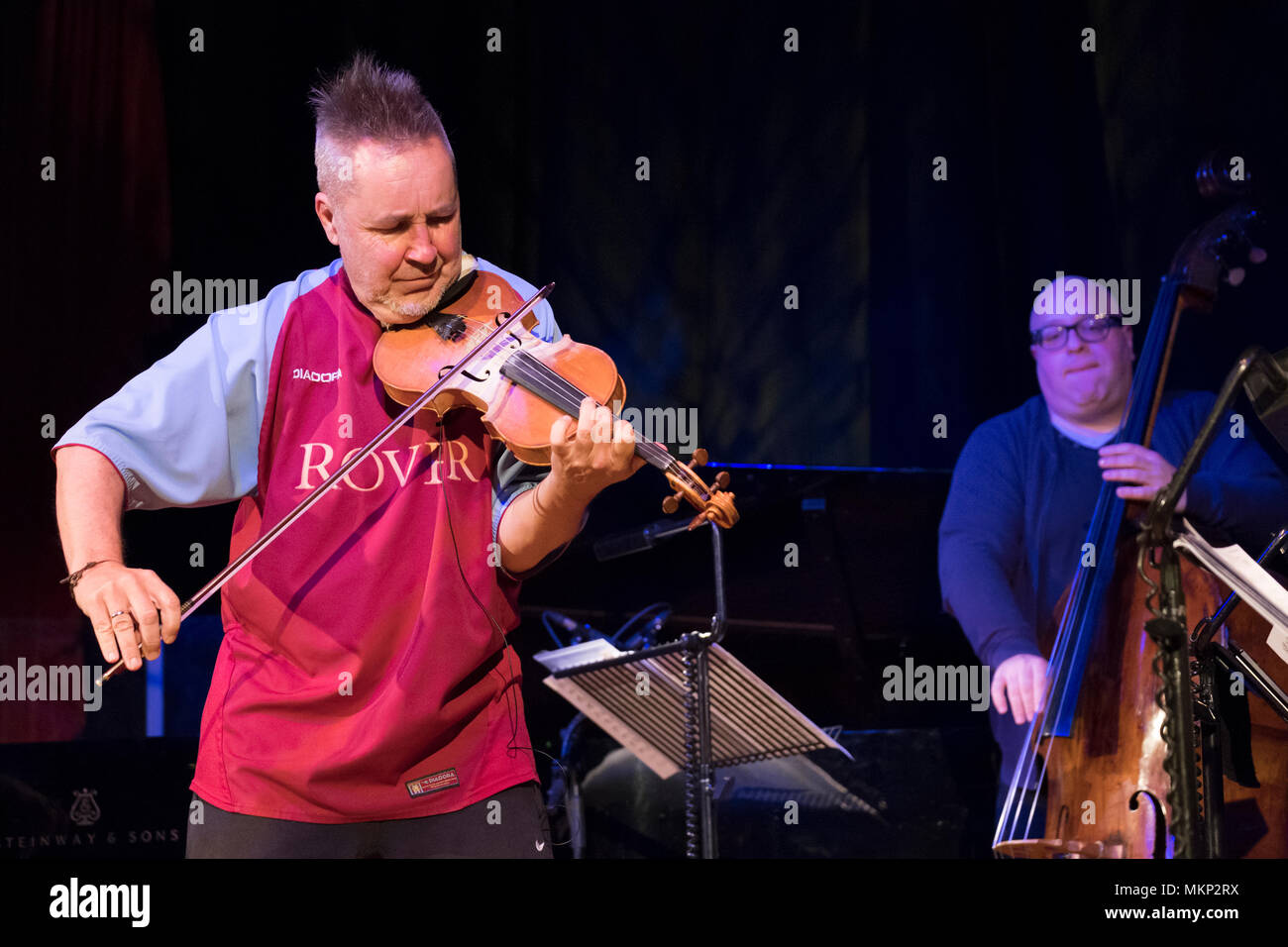 Nigel Kennedy joue du violon pendant son soundcheck au Cheltenham Jazz Festival, Cheltenham, UK. Le 3 mai 2018 Banque D'Images