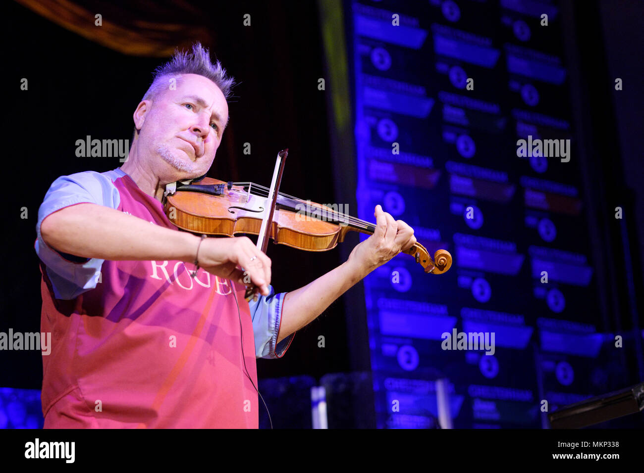 Nigel Kennedy joue du violon pendant son soundcheck au Cheltenham Jazz Festival, Cheltenham, UK. Le 3 mai 2018 Banque D'Images