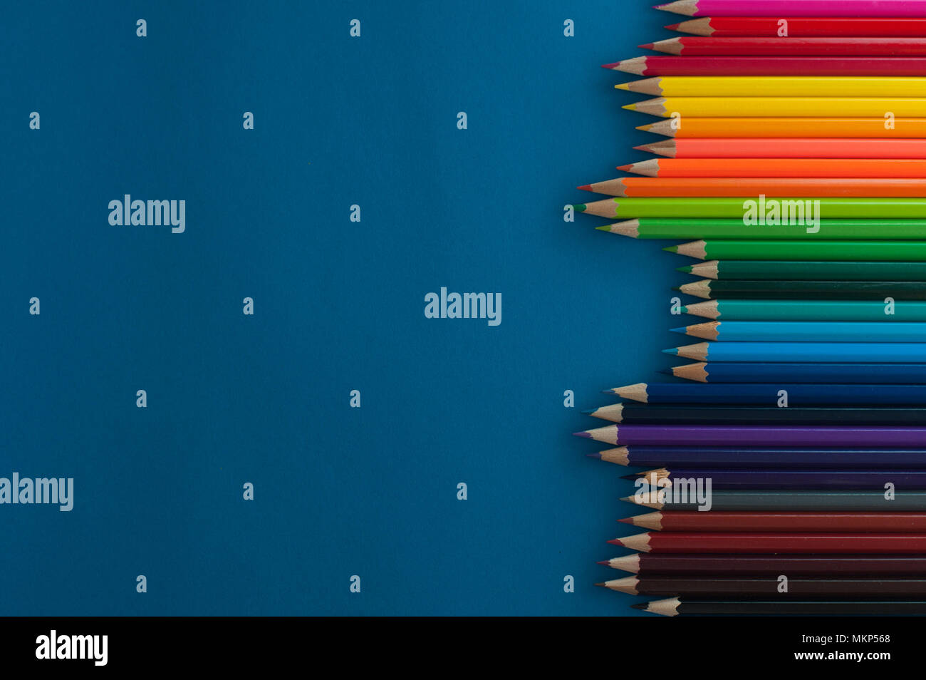 Crayons de couleur sur bleu texture background Banque D'Images