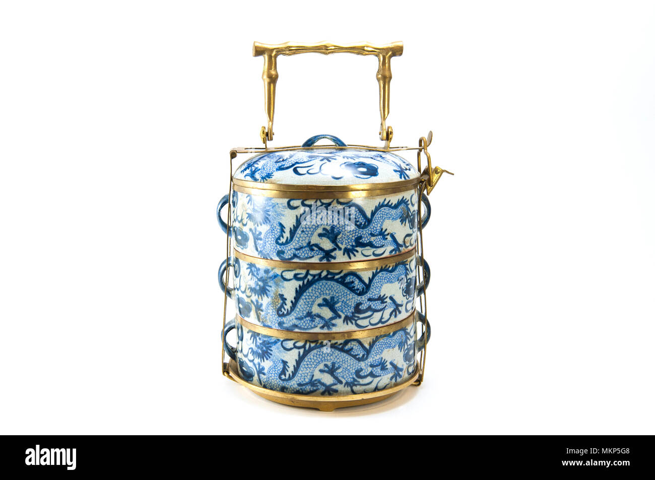 Vintage tiffin avec cuivres et motif bleu chinois art sur fond blanc Banque D'Images