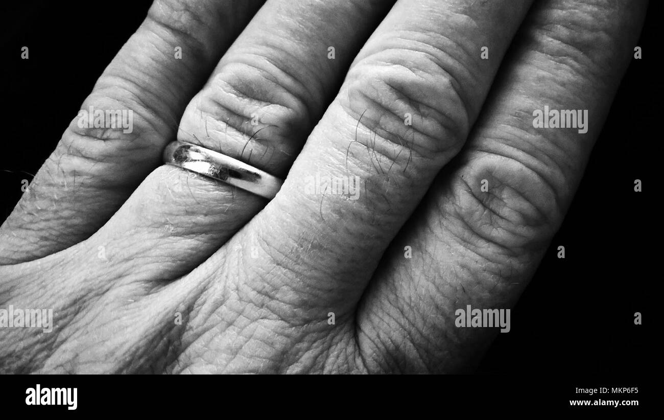 Homme la main avec anneau de mariage Banque D'Images