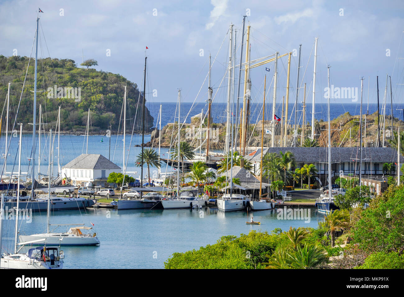 Petites Antilles Antigua îles dans les Caraïbes Antilles - Vue sur le port anglais accueil à Nelsons Dockyard avec cher yachts amarrés Banque D'Images