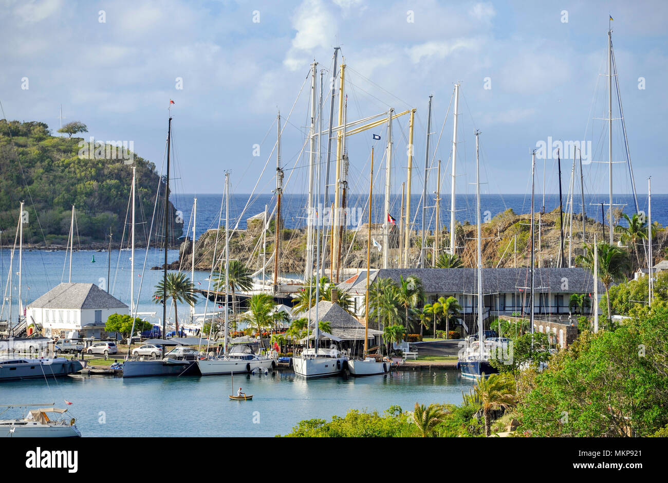 Petites Antilles Antigua îles dans les Caraïbes Antilles - Vue sur le port anglais accueil à Nelsons Dockyard avec cher yachts amarrés Banque D'Images