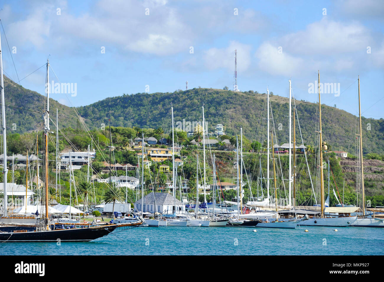 Petites Antilles Antigua îles dans les Caraïbes Antilles - Vue sur le port anglais accueil à Nelsons Dockyard avec cher yachts amarrés Banque D'Images