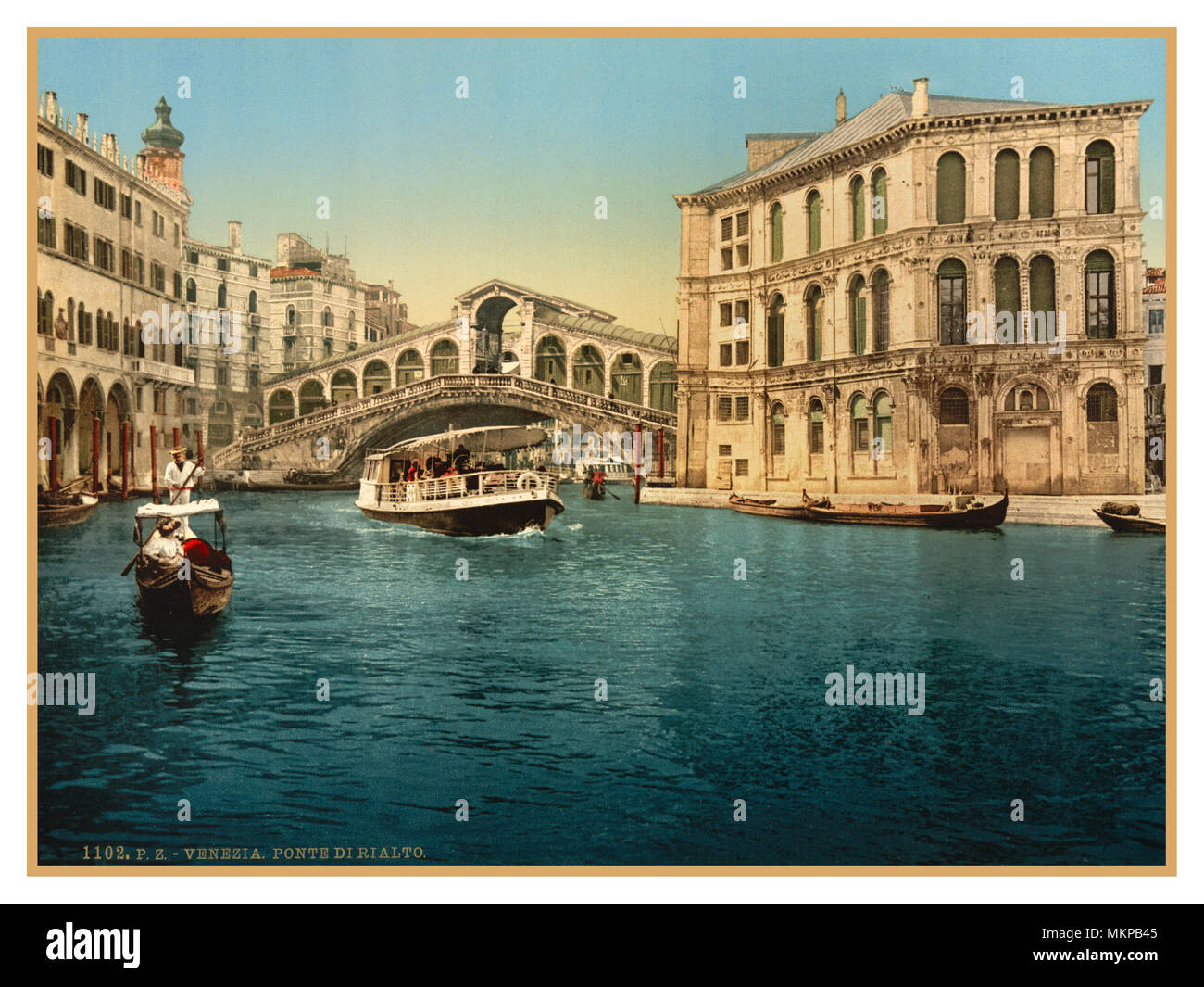 Pont du Rialto Venise Venise historique Ancien Vintage Années 1890 Années 1900 Photochrom, vue sur le pont de Rialto du Grand Canal, avec de l'eau prenant Vaporettos gondoliers des taxis à destination des visiteurs pier Banque D'Images