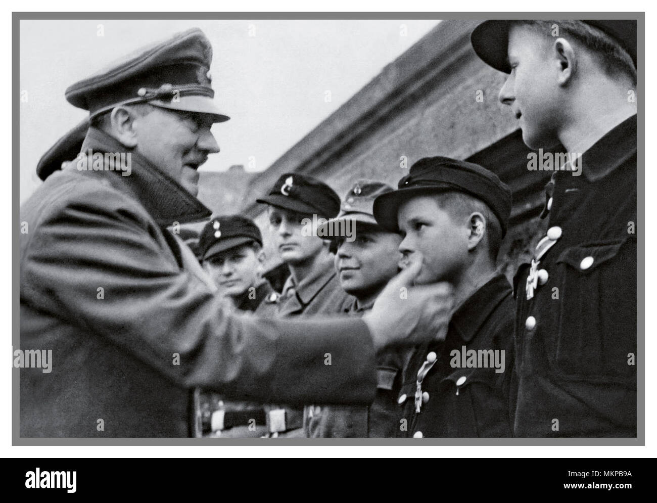 ADOLF HITLER 1945 Vintage German WW2 Image de propagande. Leader nazi Adolf  Hitler faisant probablement sa dernière apparition publique à l'extérieur de  son bunker de Berlin, salles et l'attribution des médailles pour