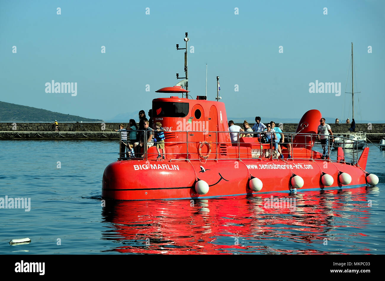 La Croatie, Krk. Le semisubmarines rouge sont des bateaux à fond de verre,  combinaison unique de panorama de la vieille ville de Krk, à partir du pont  de l'semisubmarine ainsi que l'excursion