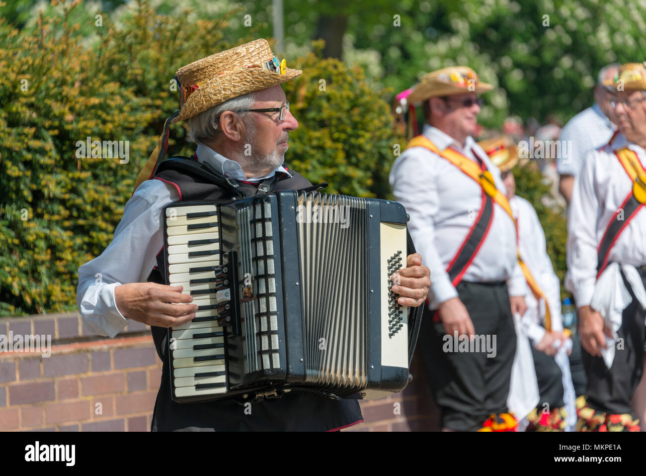 Stratford Upon Avon Warwickshire Angleterre UK 7 mai 2018 Shakespeare Morris Men danser devant l'le des jardins à Bancroft Banque D'Images