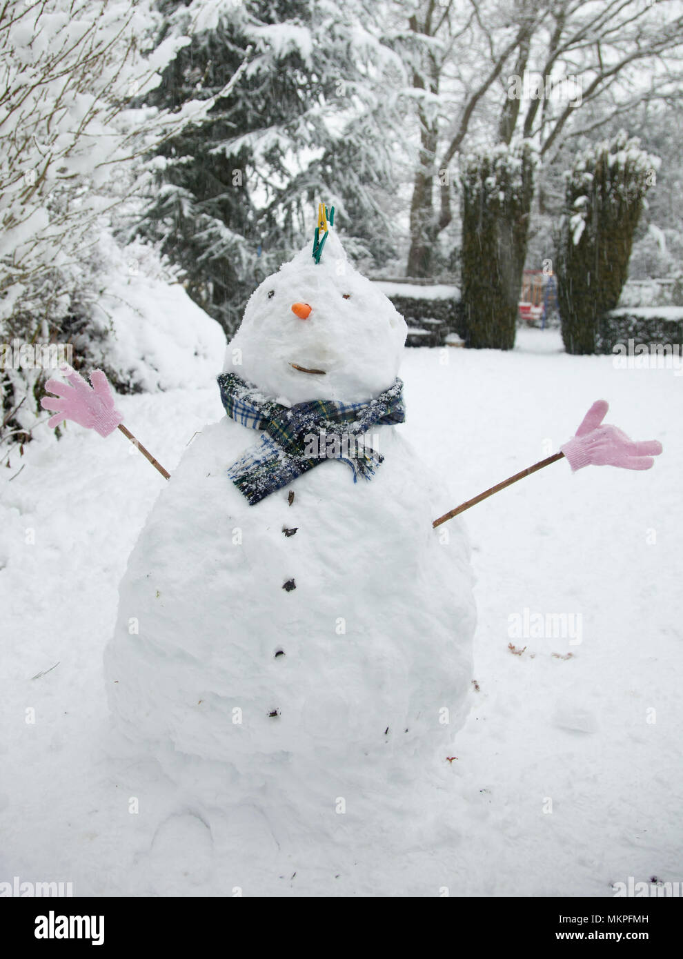 Le Snowman avec écharpe Banque D'Images