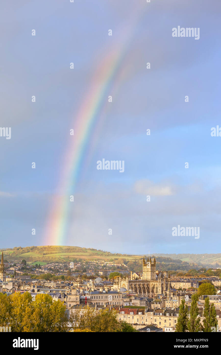 Arc-en-ciel dans le ciel de Bath en Angleterre, Royaume-Uni Banque D'Images