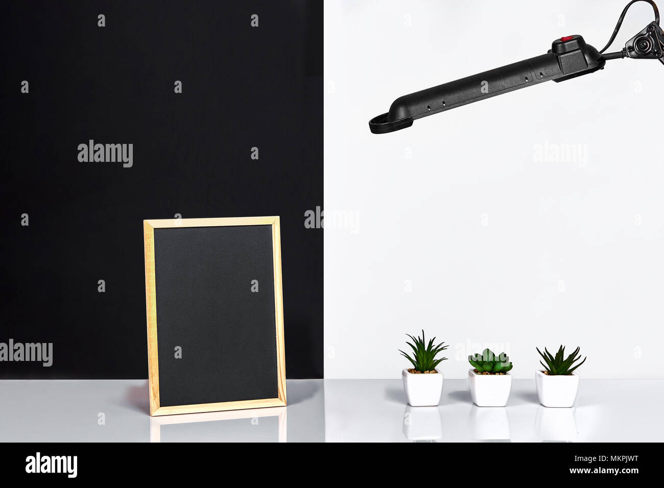 Cadre en bois noir avec place pour le texte. Des maquettes. Cette chambre élégante dispose d''intérieur. Plante verte dans un pot blanc sur noir-blanc wall background Banque D'Images