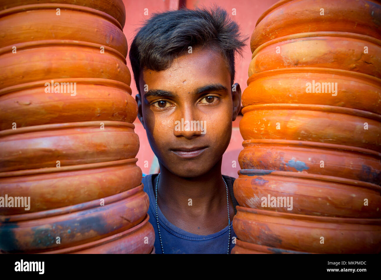 Décharger sur le transport de charge de poterie à Burigonga bateau River près de Sadarghat, Dhaka, Bangladesh. Banque D'Images