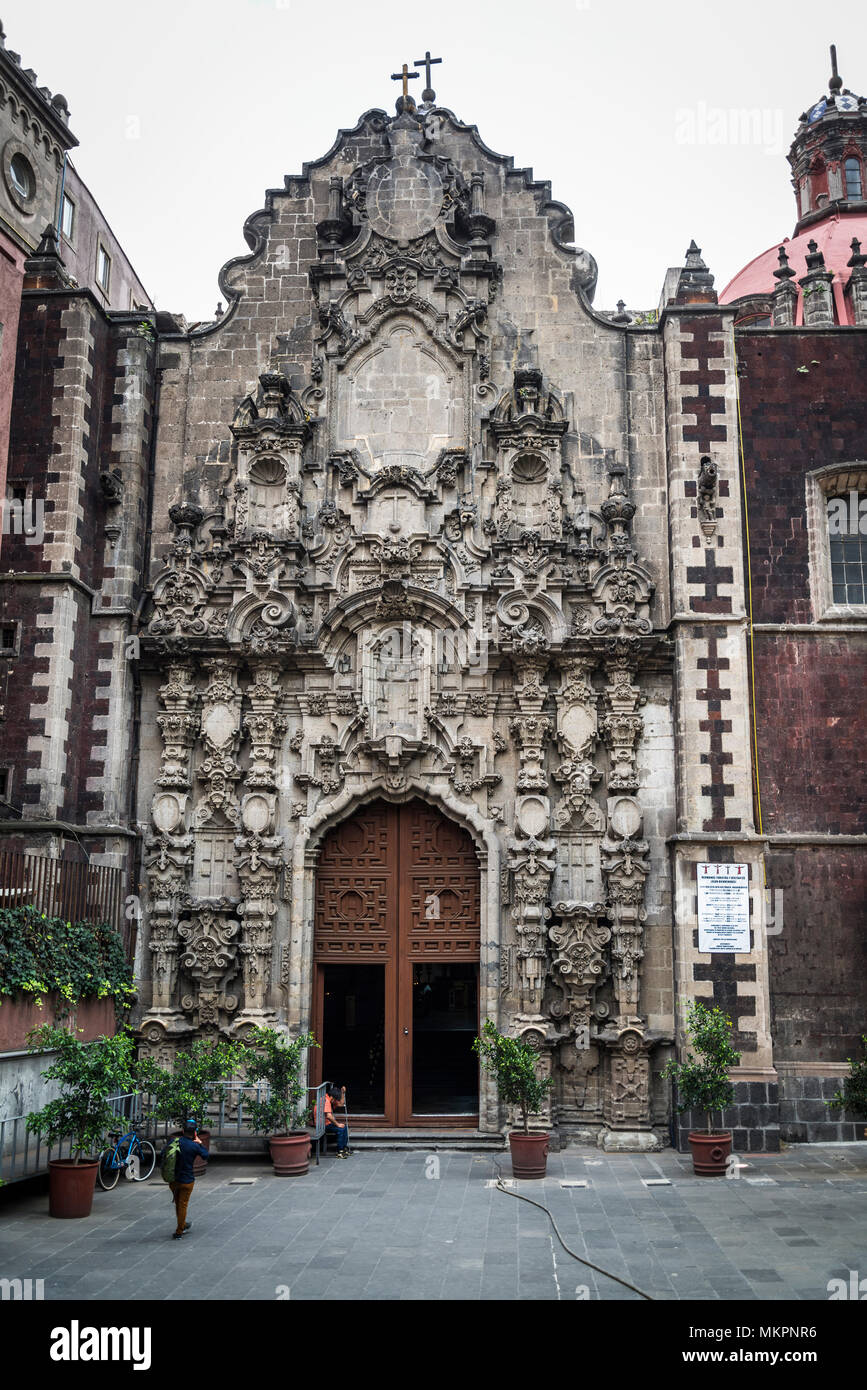 Église de San Francisco, vue de l'entrée et l'atrium de la rue Madero, Mexico, Mexique Banque D'Images