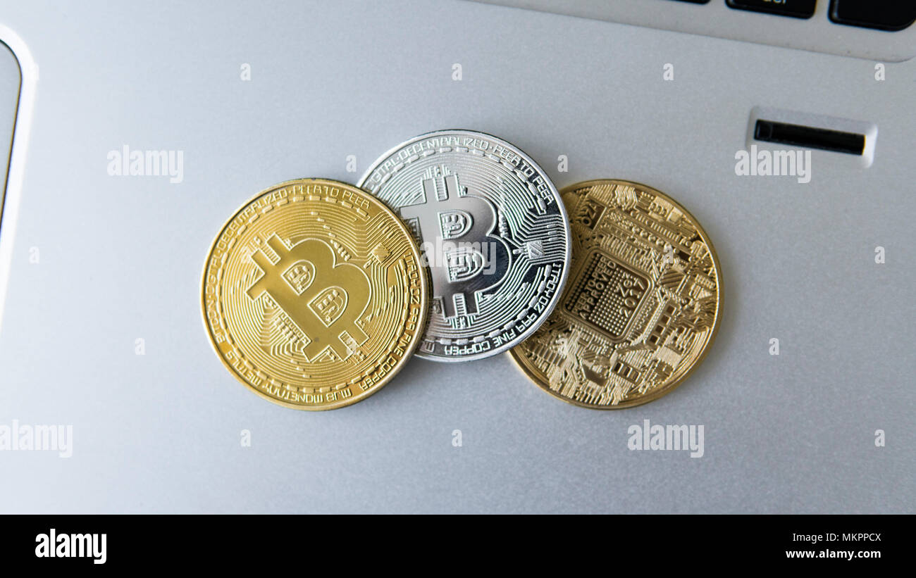 Bitcoin d'or et d'argent de pièces sur un ordinateur portable. Crypto numérique monnaie. L'argent virtuel. Pièces métalliques de bitcoin. Affaires, commercial, d'échange. Banque D'Images