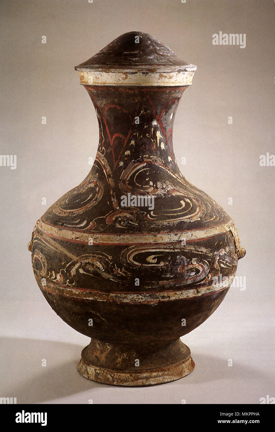 Vase avec des motifs de nuages et les oies sauvages Banque D'Images