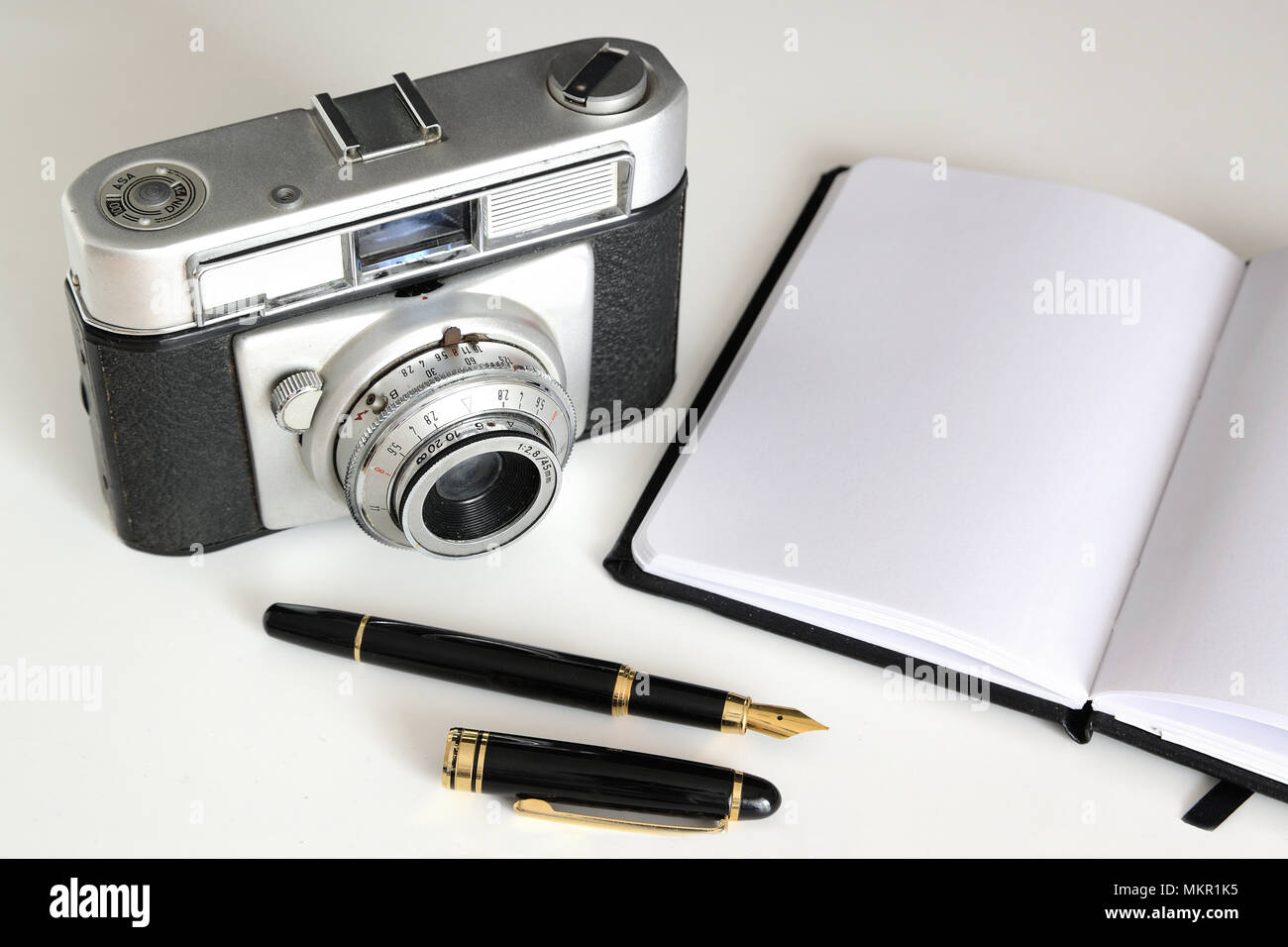Vintage camera, stylo et bloc-notes pour le journaliste et reporter  graphique nostalgique. Copie vide de l'espace pour l'éditeur de texte Photo  Stock - Alamy