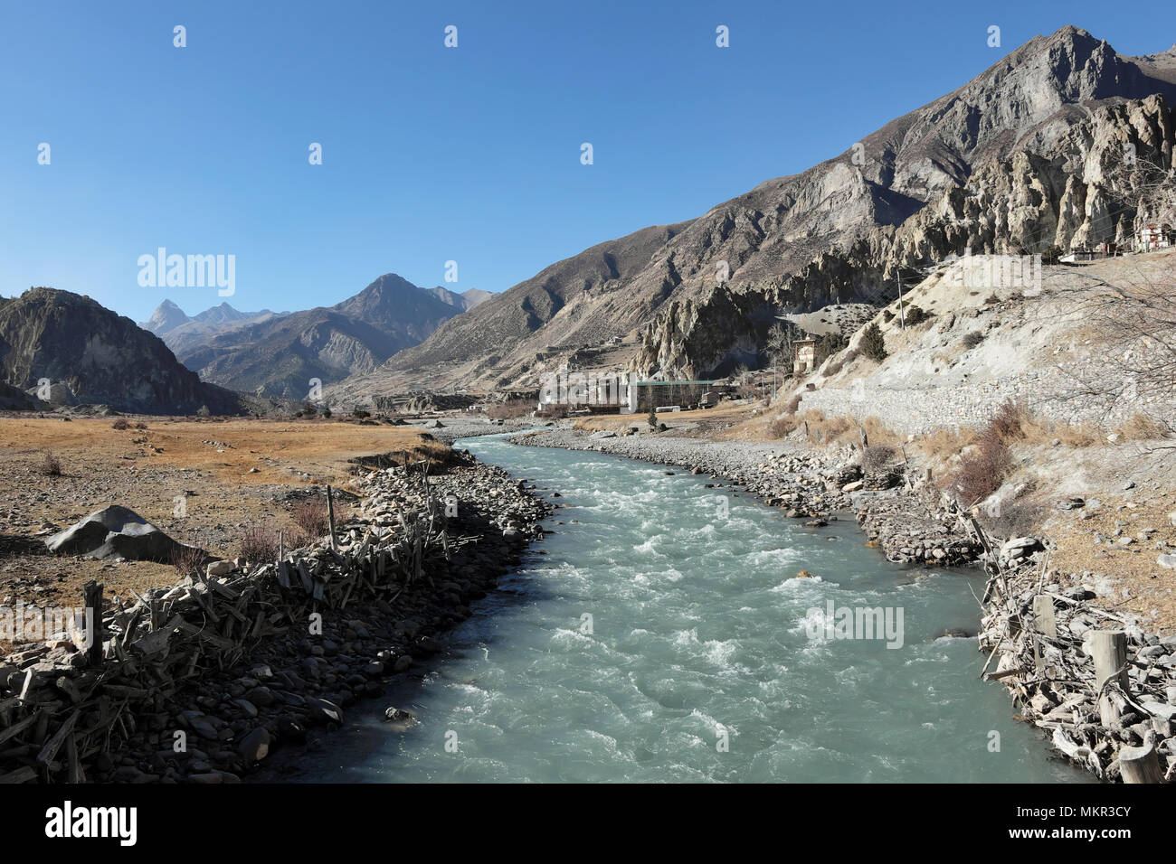 Découlant d'une rivière de montagne dans l'Himalaya népalais près de Manang 4896 x 3264 300dpi Banque D'Images Découlant d'une rivière de montagne dans l'Himalaya népalais près de Manang 4896 x 3264 300dpi Banque D'Images