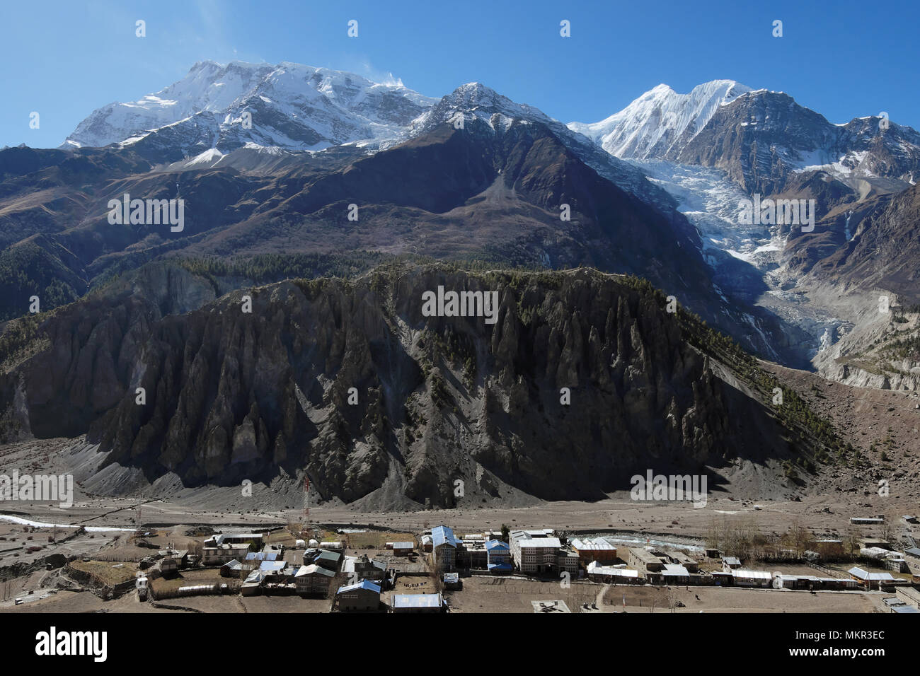Mont Gangapurna avec un glacier dans l'ensoleillé et venteux, au pied de la montagne, une petite ville 4896 x 3264 300dpi Banque D'Images Mont Gangapurna avec un glacier dans l'ensoleillé et venteux, au pied de la montagne, une petite ville 4896 x 3264 300dpi Banque D'Images