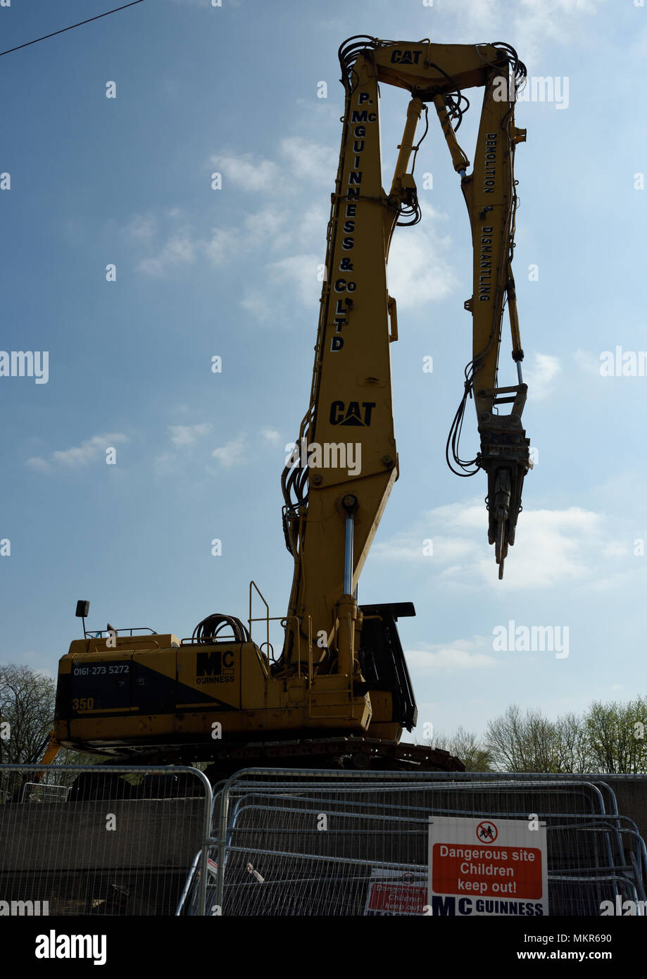 Pelle de démolition hydraulique à grande portée 350L Caterpillar avec bras  articulé et équipement de concasseur à béton sur le chantier de démolition  en semi-silhouette Photo Stock - Alamy