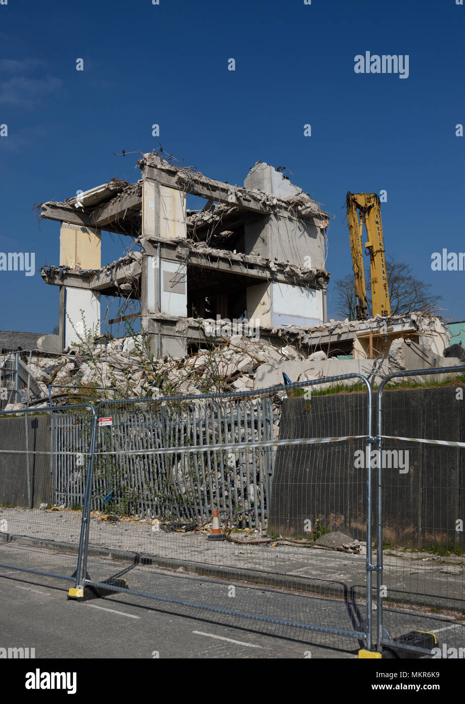 Démolition contrôlée de bâtiments en béton armé à plusieurs étages avec