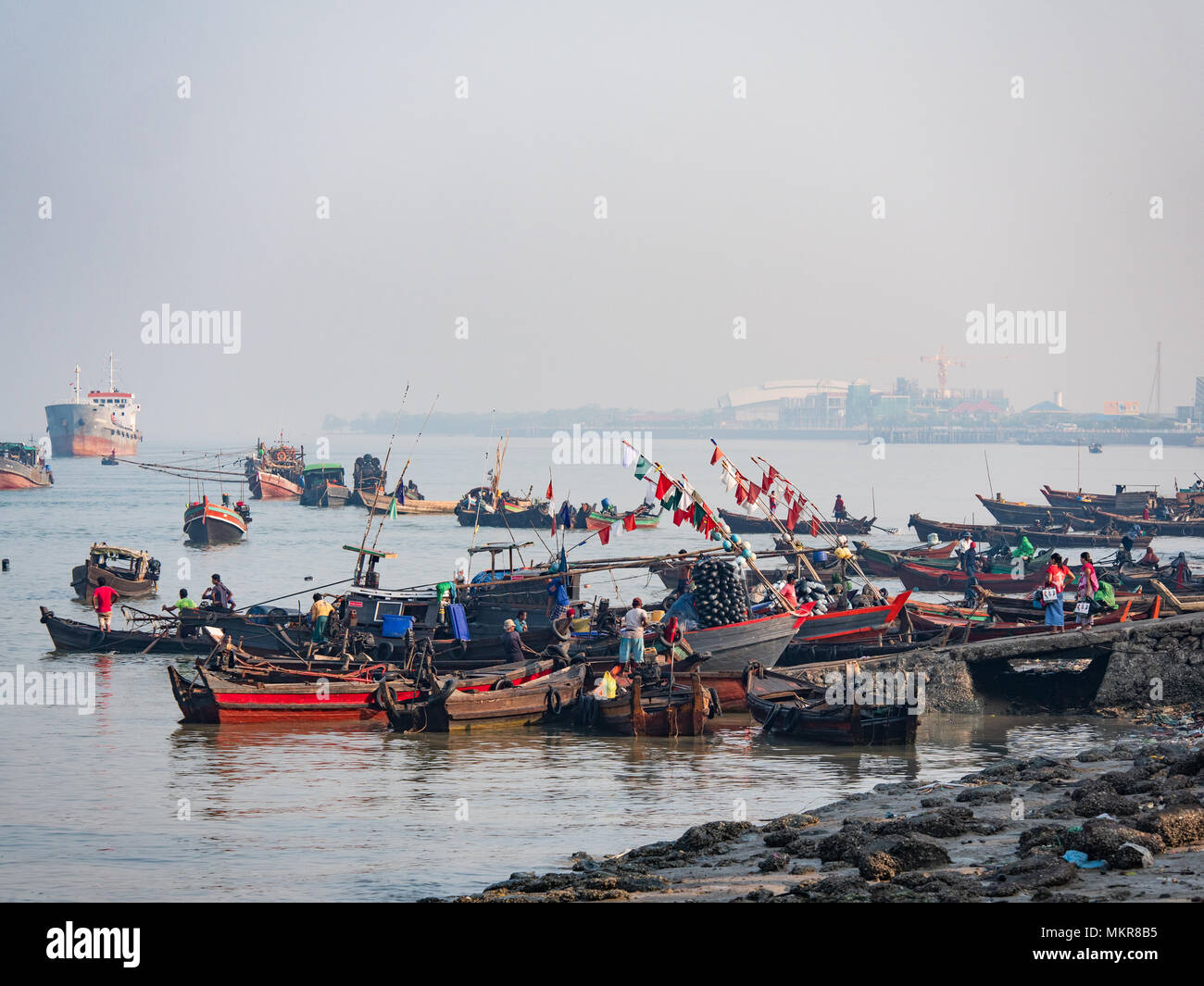 De Front, anciennement Myeik, Mergui la plus grande ville dans la région de Tanintharyi du Myanmar, avec les bateaux de pêche traditionnels et les petits ferries prêt Banque D'Images