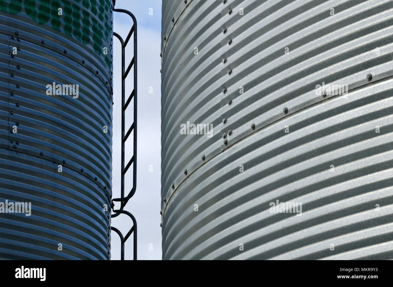 Contexte industriel de silos agricoles fabriqués à partir de tôle ondulée Banque D'Images