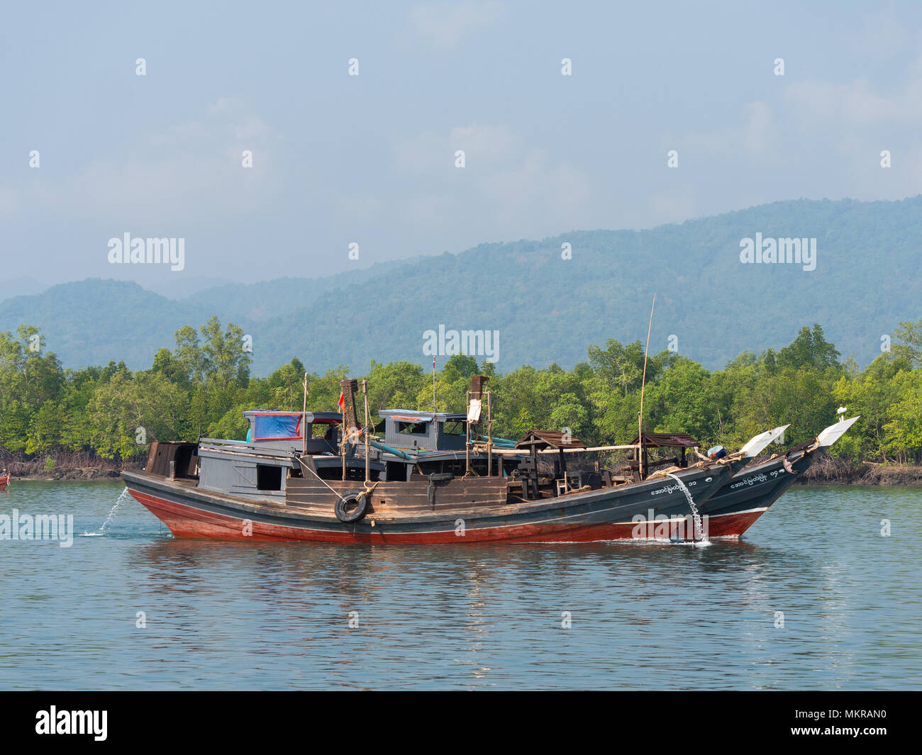 Deux petits navires de transport traditionnel, à Kadan Kyun, précédemment King Island, la plus grande île de l'archipel de Myeik, anciennement l'Archipela Mergui Banque D'Images