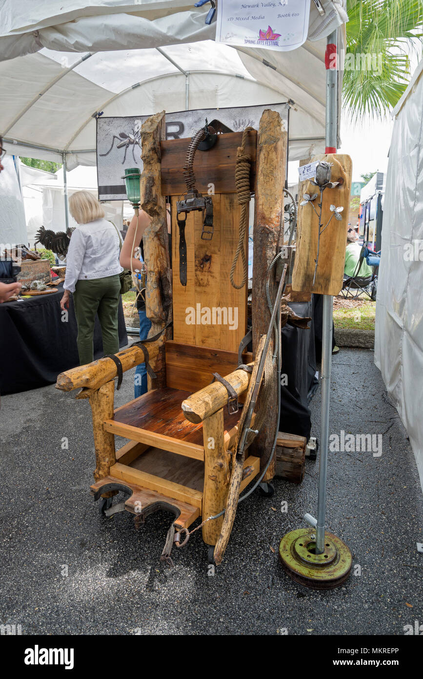 Festival de Printemps de Gainesville, en Floride, dispose d'une variété  d'expression et d'expériences. Création en bois chaise électrique à vendre  Photo Stock - Alamy
