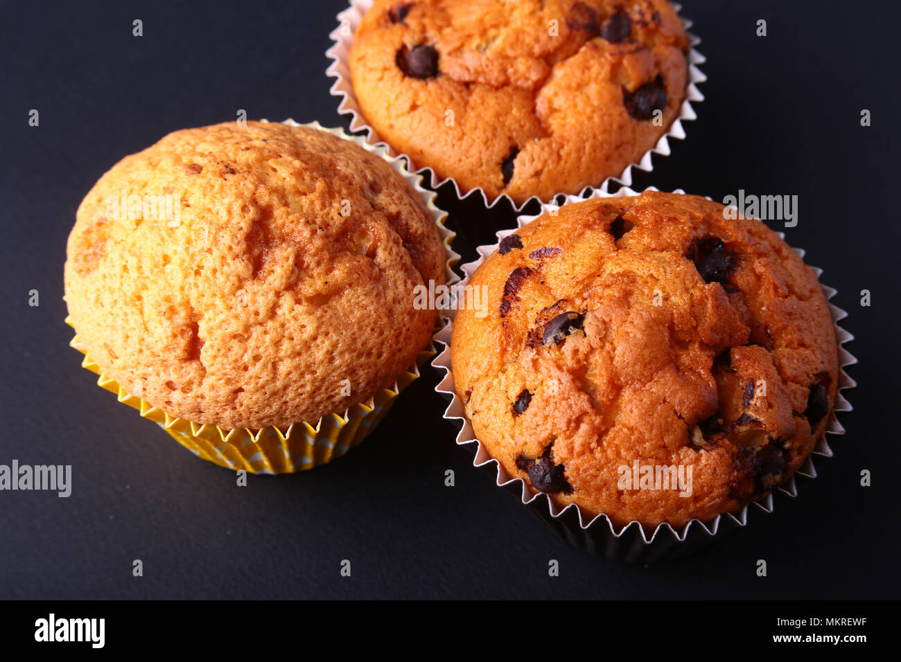 De délicieux petits gâteaux au chocolat, muffins sur une table en bois blanc. Banque D'Images