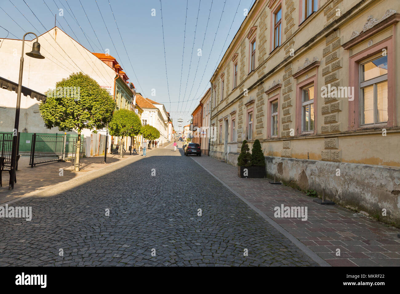 PRESOV, Slovaquie - 01 octobre 2017 : promenade le long de la rue avec Vodarenska Metodova tower en arrière-plan dans la vieille ville. C'est une ville dans l'est sl Banque D'Images