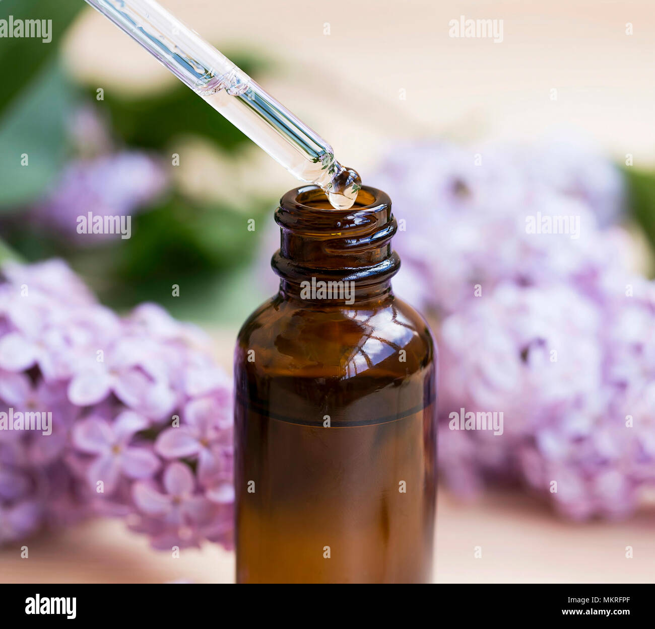 Aromathérapie huile essentielle floral avec une bouteille en verre et une  pipette compte-gouttes Photo Stock - Alamy