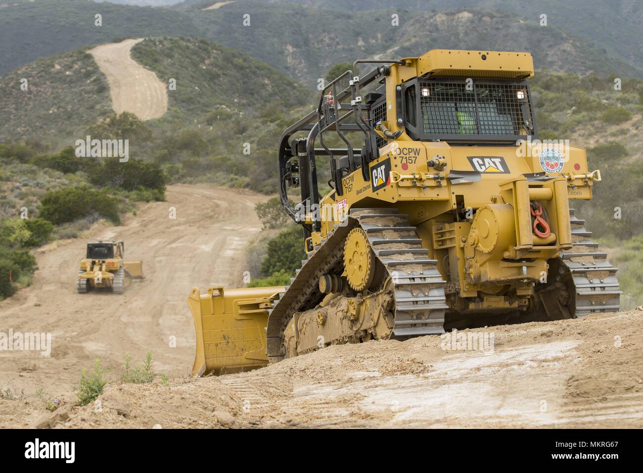 Camp Pendleton, CAL, incendie et les pompiers d'Orange County creusent un incendie se déclare pour la deuxième journée d'affilée lors d'opérations conjointes à Camp Pendleton, Californie le 1 mai 2018, mai 2018. L'objectif est d'établir un total de 38 milles 164 milles de coupe-feu utilisé pour vos feux de quitter l'installation et endommagé des biens sur et à l'extérieur de la base pour le reste de la saison des incendies. Utiliser les services d'incendie voisins Camp Pendleton, opérations de lutte contre l'incendie comme une ressource pour la formation et l'amélioration des tactiques qu'ils n'auraient pas autrement mettre en œuvre. (U.S. Marine Corps photo par Lance Cpl. Betzabeth Y. Galvan). () Banque D'Images