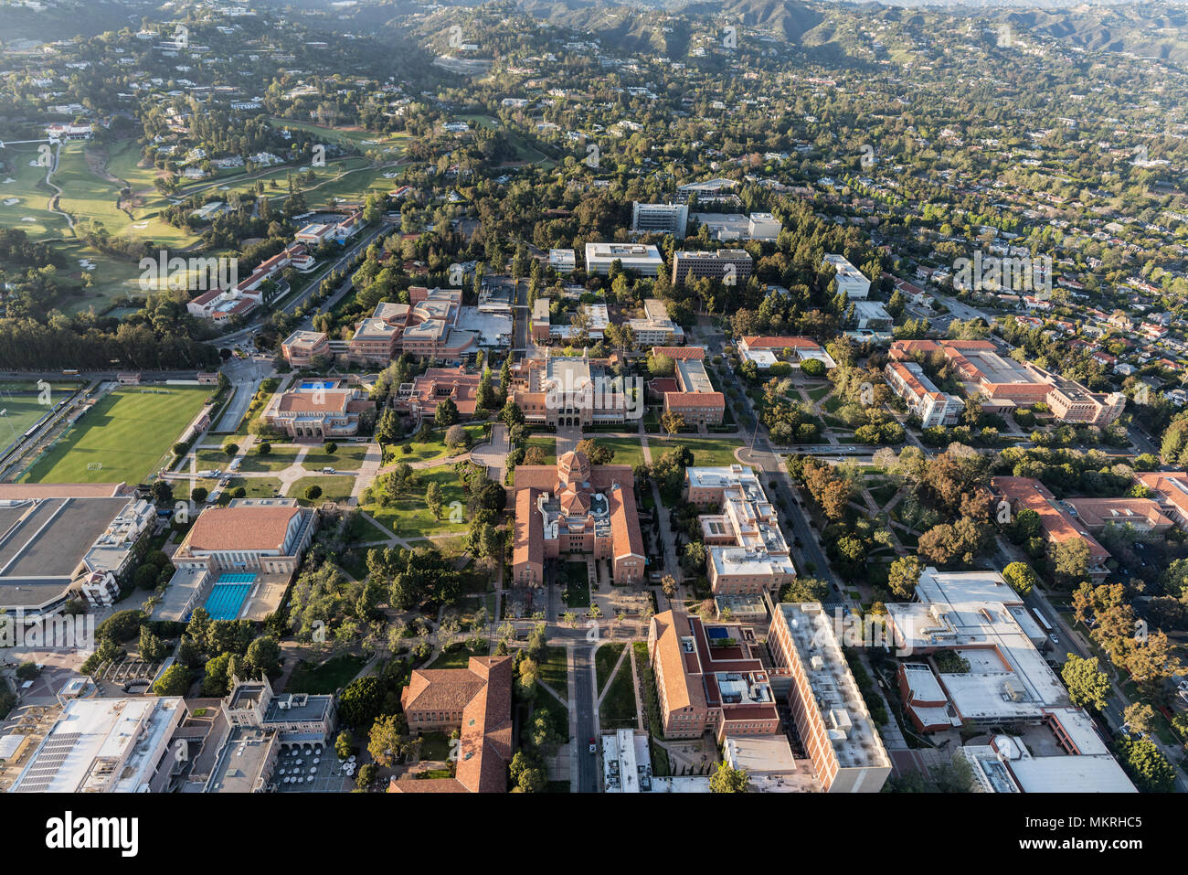 Los Angeles, Californie, USA - 18 Avril 2018 : Vue aérienne du campus de l'UCLA et Westwood. Banque D'Images