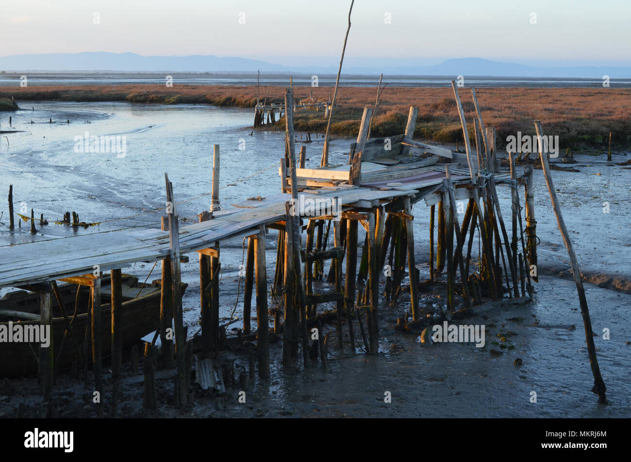 Marée basse à l'palaphitic port de pêche artisanale de Carrasqueira, estuaire de la rivière Sado, Portugal Banque D'Images