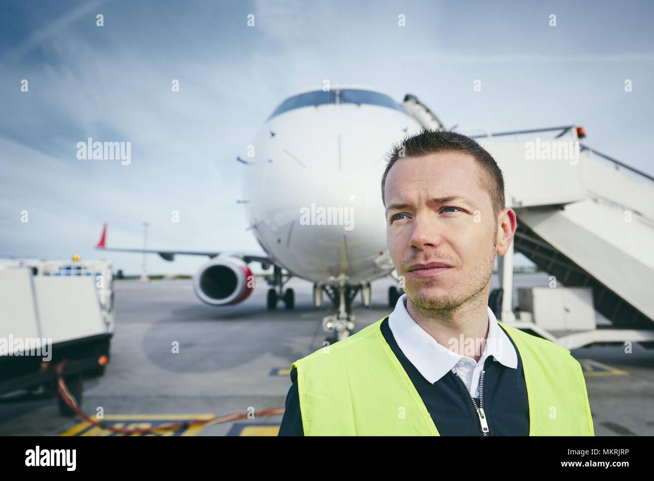 L'équipe au sol membre travailleur de l'aéroport en face de l'avion. Banque D'Images