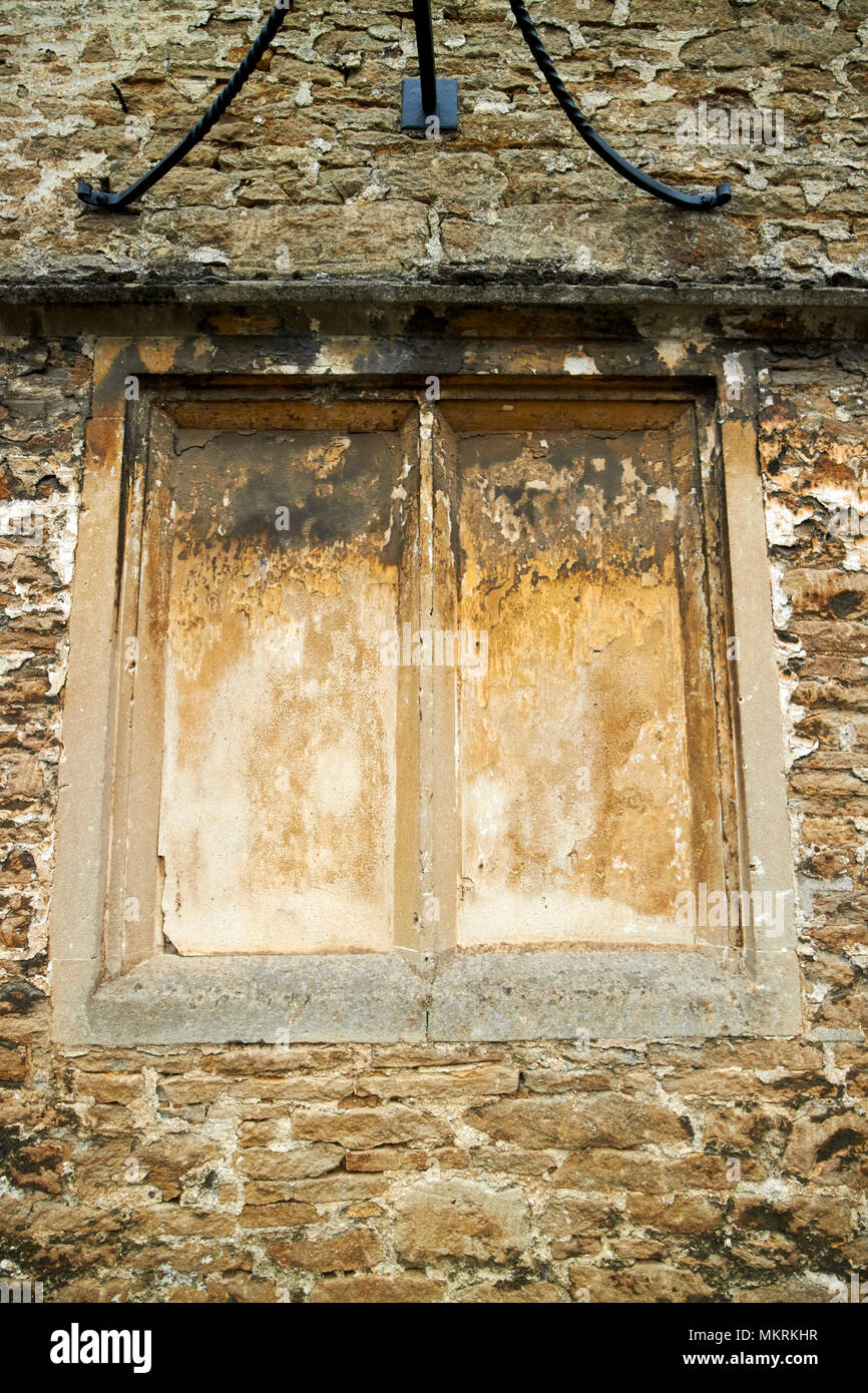 Windows a bloqué jusqu'à éviter l'impôt de la fenêtre où l'expression, en plein jour, le village de Lacock vient du Wiltshire england uk Banque D'Images