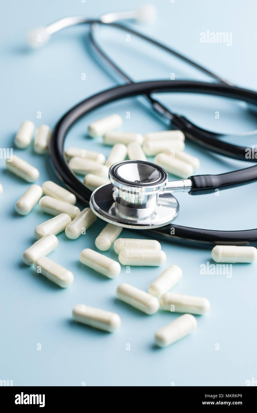 Médecine blanc capsules et stéthoscope. Banque D'Images