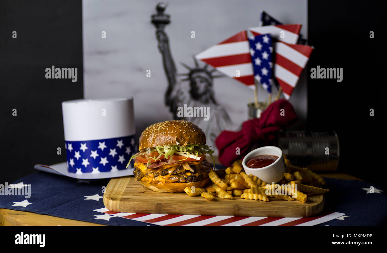 Delicious fresh burger fait maison sur une table en bois. Banque D'Images