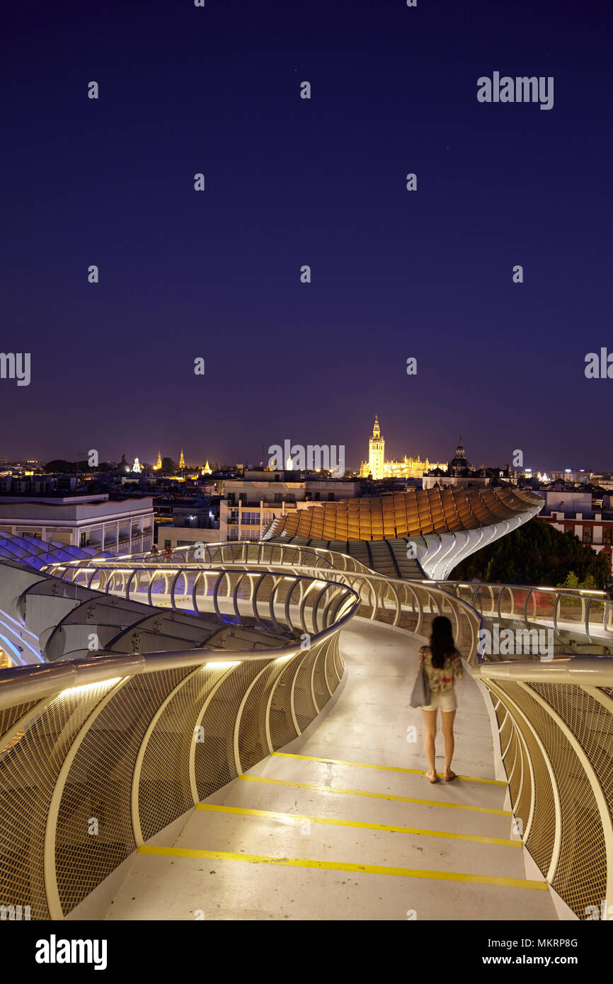 La terrasse de la structure en bois du Metropol Parasol à Séville, Espagne Banque D'Images