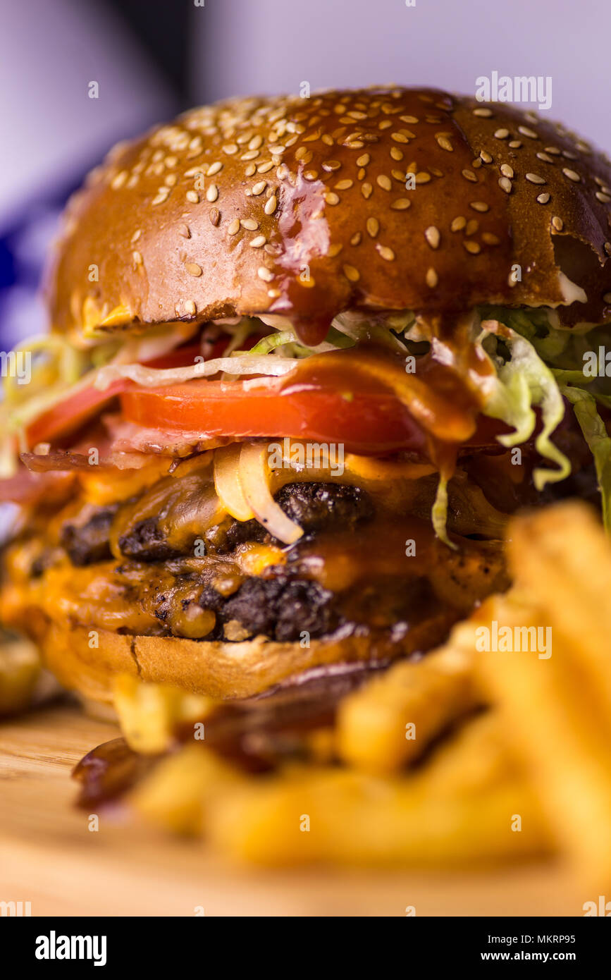 Delicious fresh burger fait maison sur une table en bois. Banque D'Images