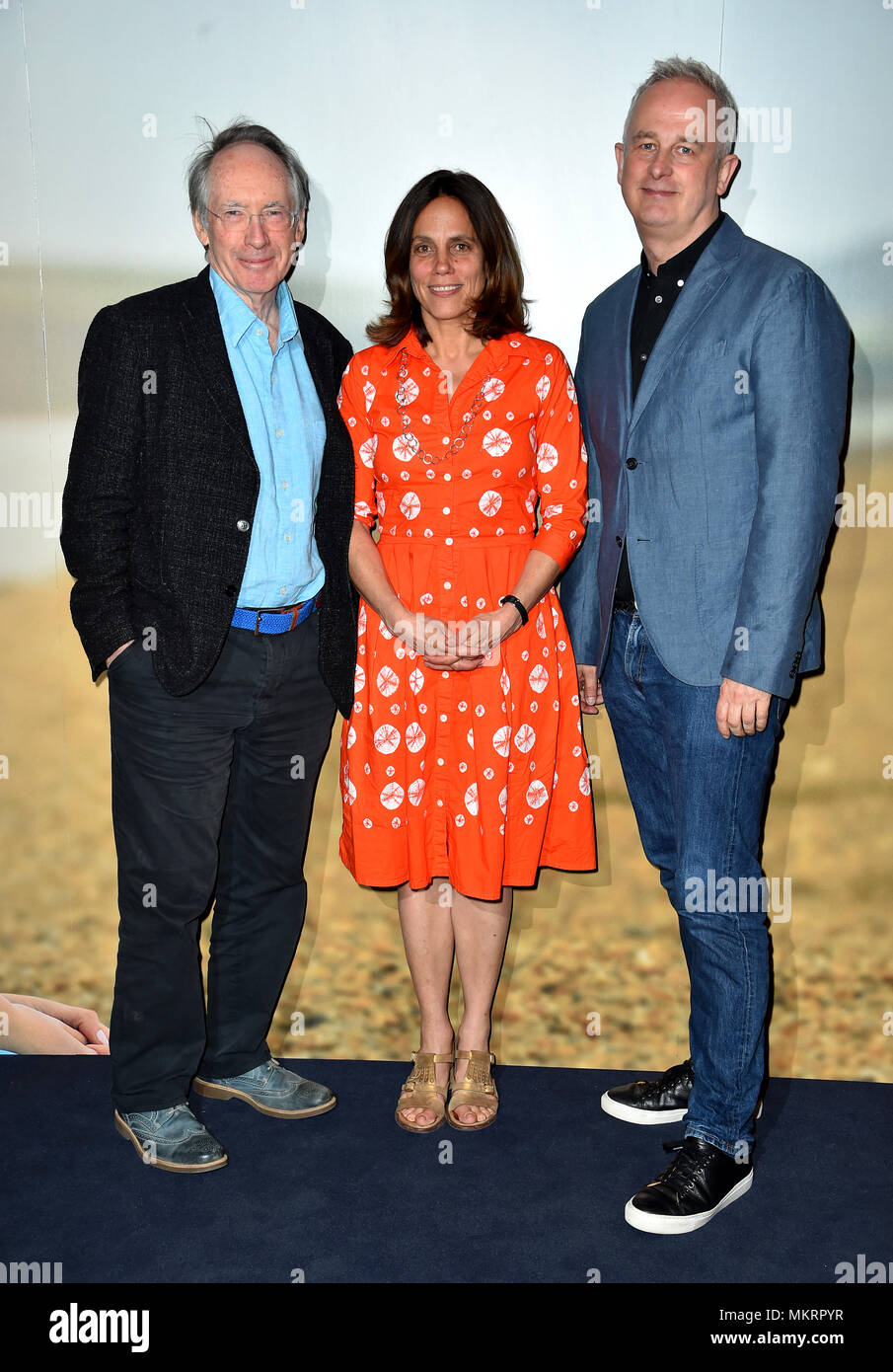 Ian McEwan (à gauche), Elizabeth Karlsen (centre) et Dominic Cooke (à droite) assiste à une projection spéciale de sur plage de Chesil au Curzon Mayfair, Londres. Banque D'Images