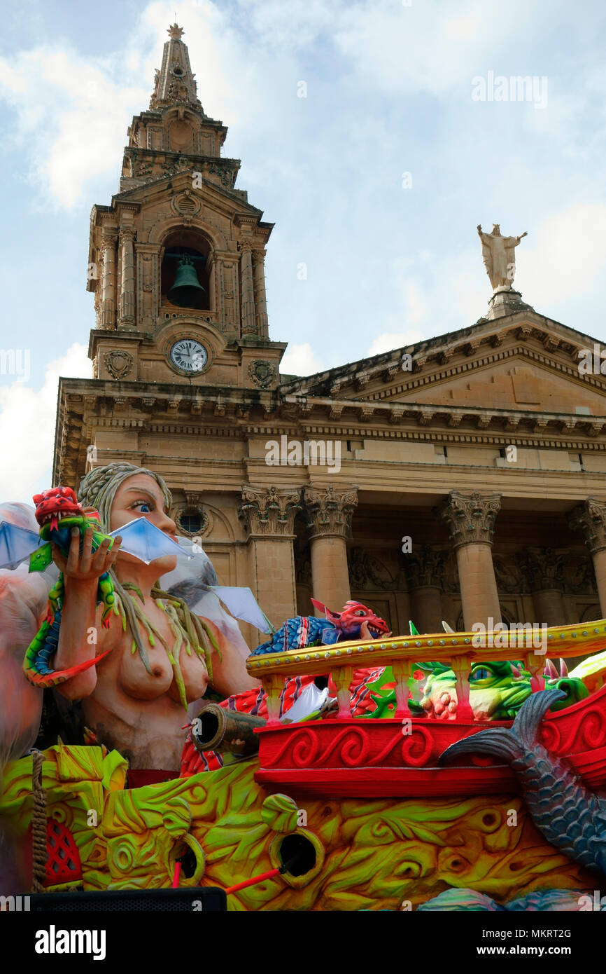 Carnival flotter en face de l'église de St Publius, Carnaval à La Valette, février 2018, Malte, Europe Banque D'Images