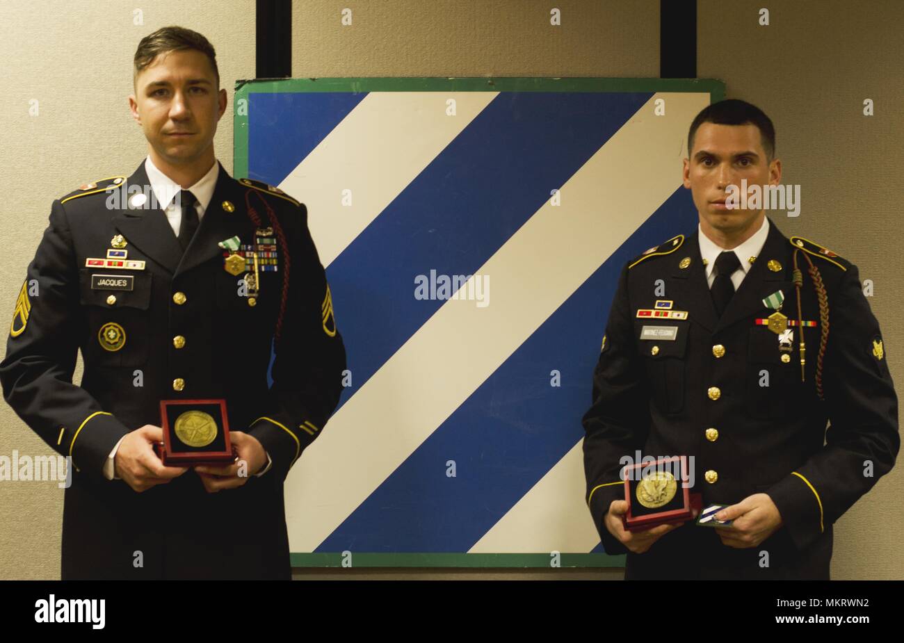 Le s.. Joshua Jacques et SPC, le 7 mai 2018. Jamie Martinez-Feliciano, aux spécialistes de l'incendie du 1er Bataillon, 9e Régiment d'artillerie, 3e Division d'infanterie, artillerie posent pour une photo après avoir été annoncée le 3ème officier Sous-ID et le soldat de l'année Fort Stewart, GA, le 7 mai 2018. Jacques et Martinez-Feliciano représentera la Marne au cours de la Division XIII Corps aéroporté la concurrence en juin. (U.S. Photo de l'armée par le sergent. Sierra A. Melendez, 50e Détachement des affaires publiques, des affaires publiques de la 3e Division d'infanterie). () Banque D'Images