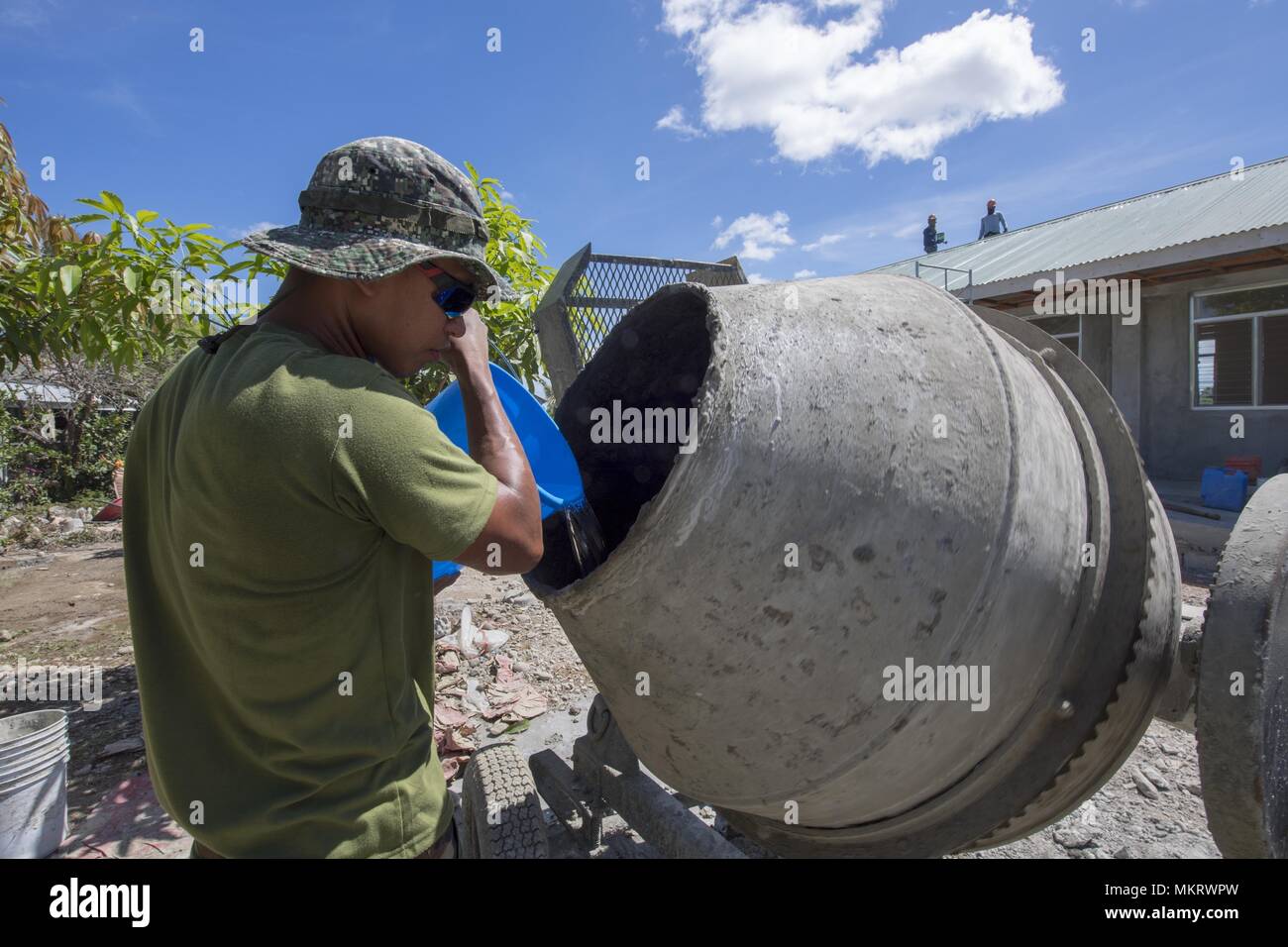 Un marin philippin avec 3e bataillon du génie de combat naval se mélange à béton lors de l'exercice Balikatan Luga Elementary School, Santa Teresita, Cagayan, Philippines, le 6 mai 2018, le 6 mai 2018. Exercice Balikatan, dans sa 34e version, est un américain annuel-exercice d'entraînement militaire des Philippines a porté sur une grande variété de missions, y compris l'assistance humanitaire et les secours en cas de catastrophe, la lutte contre le terrorisme, et d'autres opérations militaires conjointes tenues du 7 mai au 18 mai. (U.S. Photo par marine Spécialiste de la communication de masse 3 Classe Kryzentia Richards). () Banque D'Images