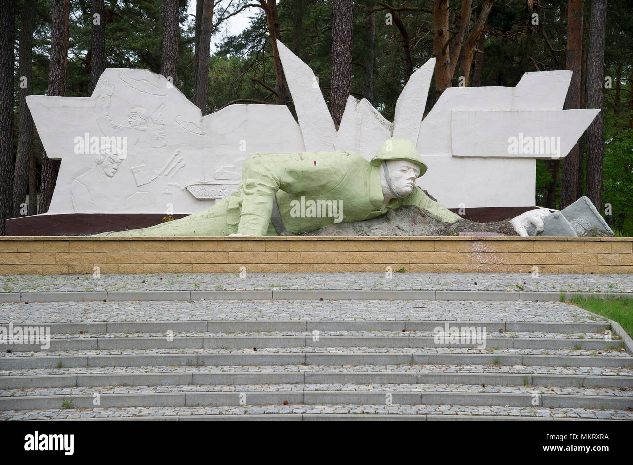 Un monument soviétique de soldat dans les communications de l'ancien lieu de garnison militaire soviétique de la communication de groupe Nord des Forces de bras soviétique Banque D'Images