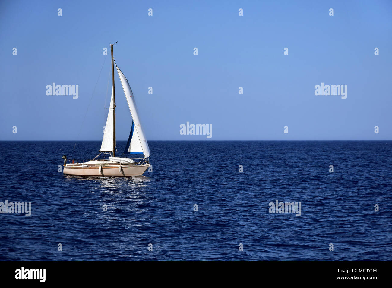 Après-midi paisible, calme, la mer bleu ciel clair, faible péché allume un voilier blanc Banque D'Images