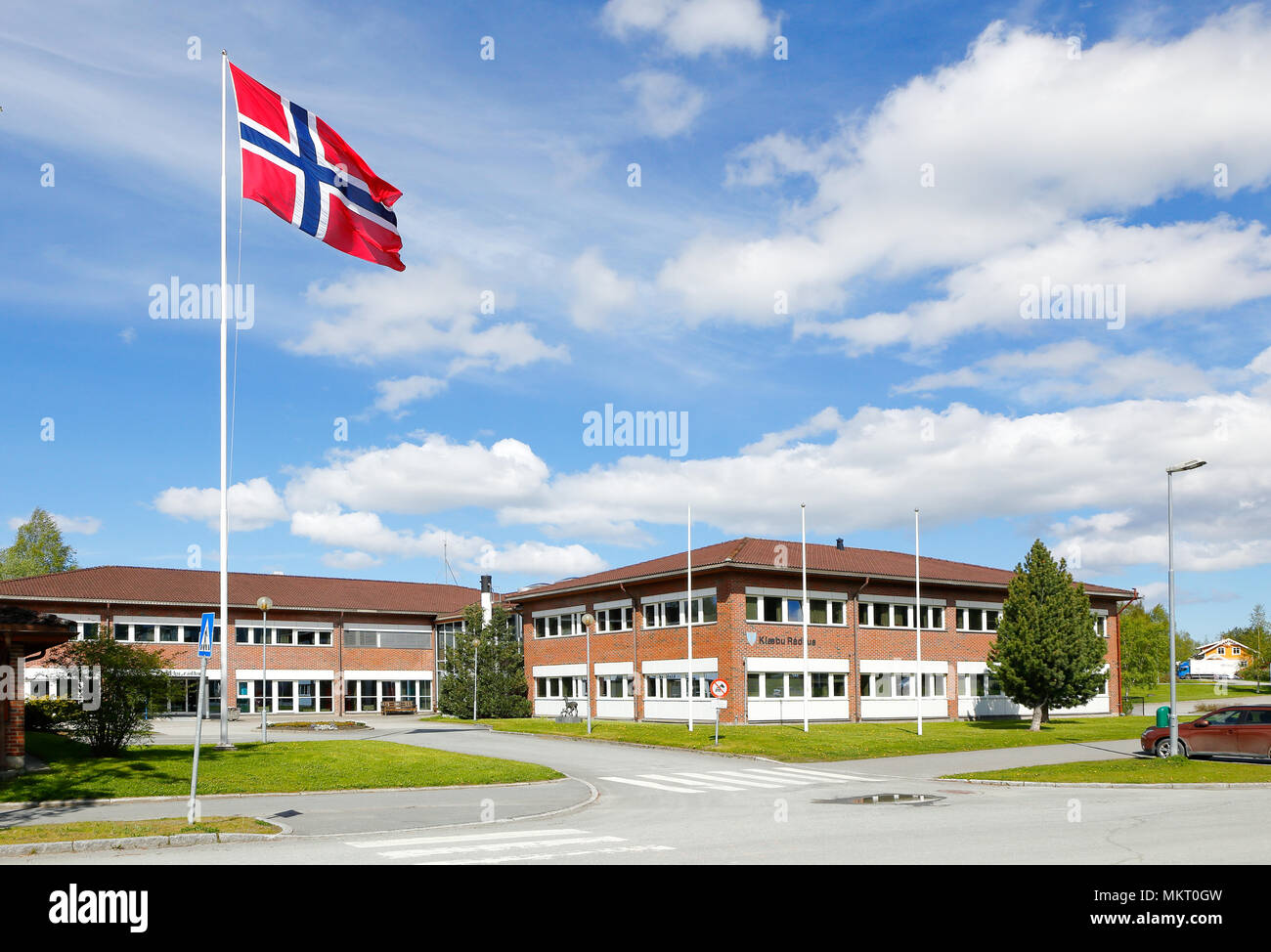 La Norvège, l'Klabu - 30 mai 2015 : l'hôtel de ville d'Klabu avec un municipal hissé pavillon norvégien en face de l'immeuble. Banque D'Images