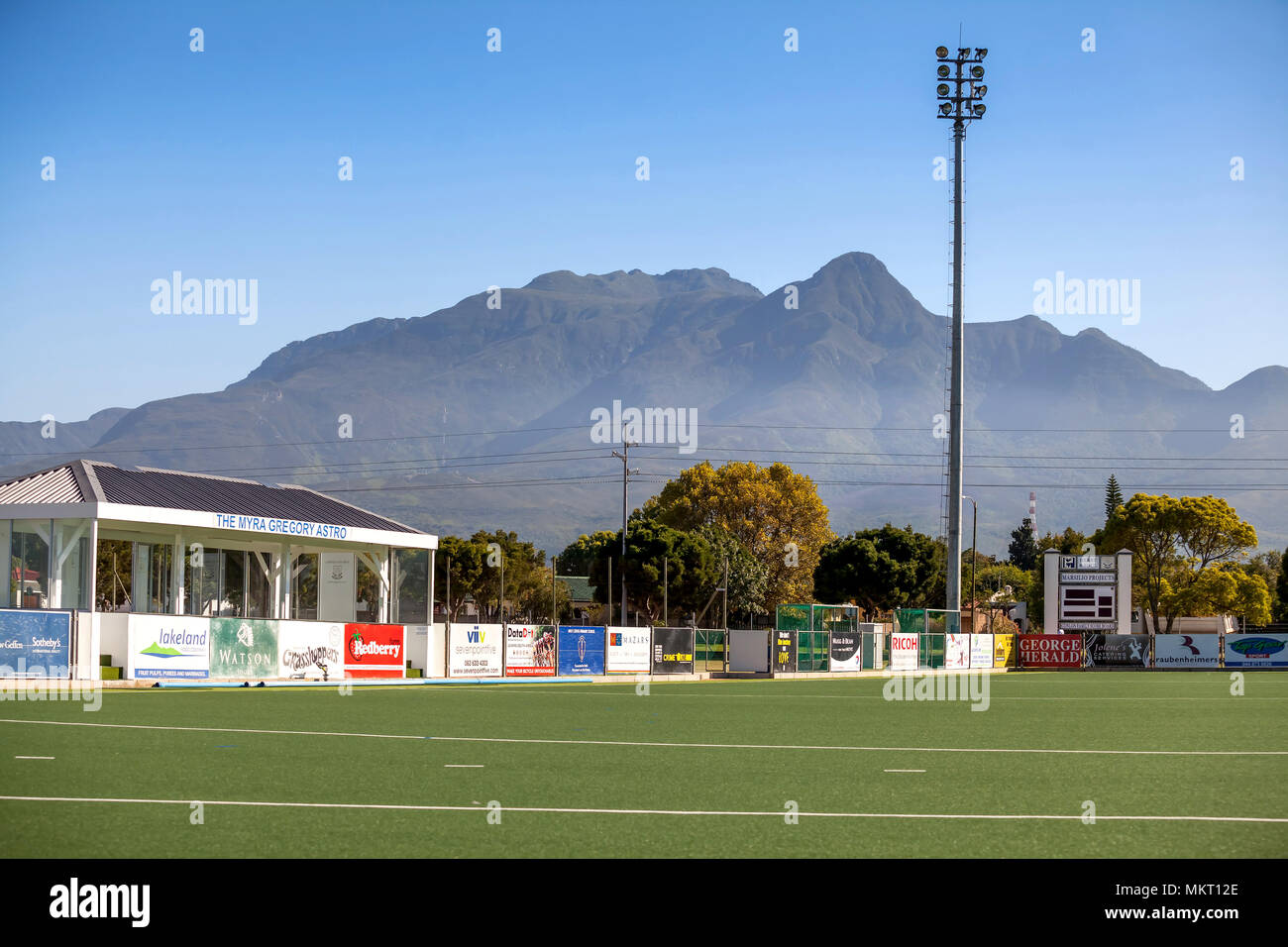 Cape Town, Afrique du Sud, le 7 mars - 2018 : terrain de hockey avec surface de jeu en gazon artificiel. Banque D'Images