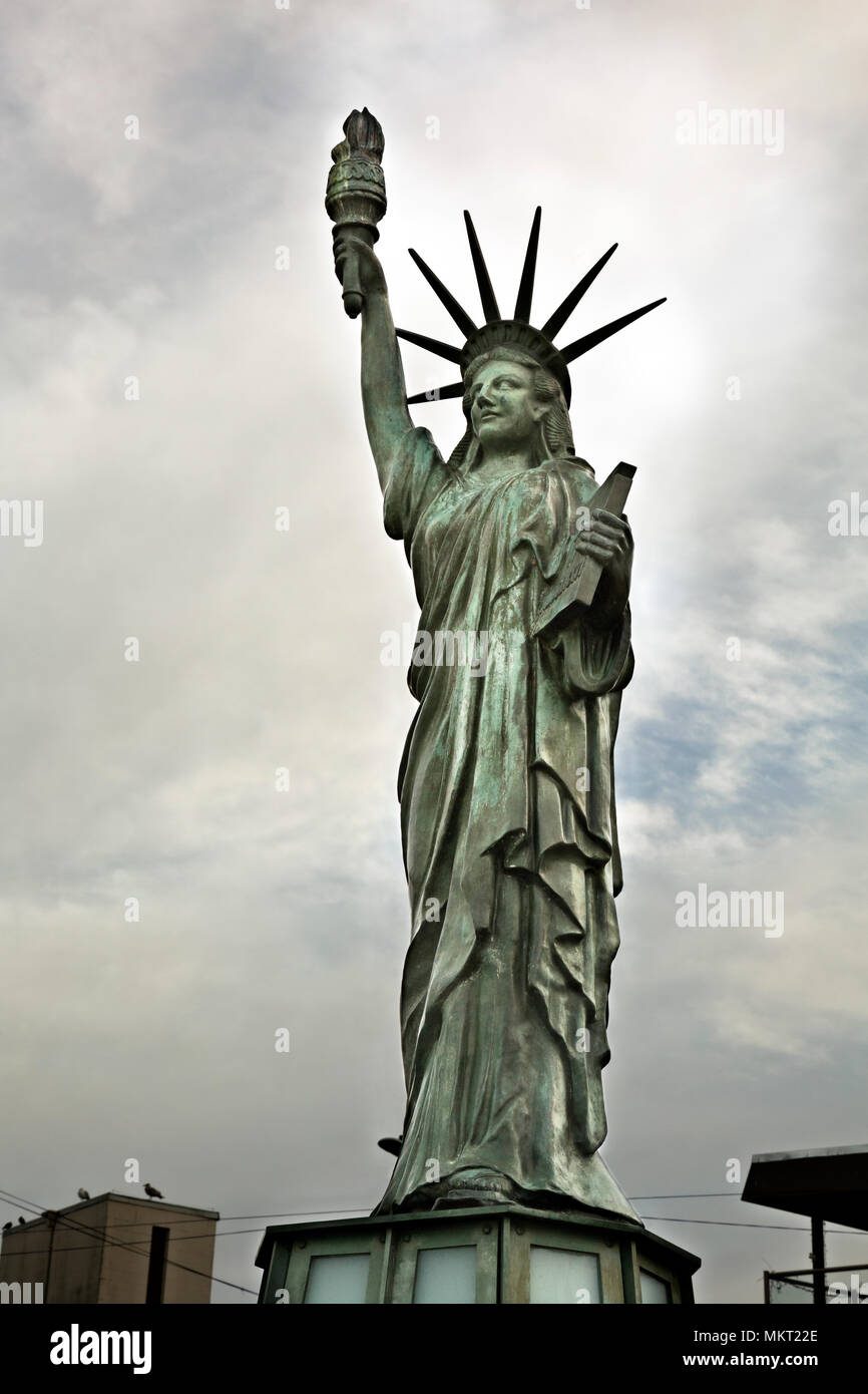 WA15348-00...WASHINGTON - Une petite réplique de la Statue de la liberté situé à Alki Beach à West Seattle. Banque D'Images